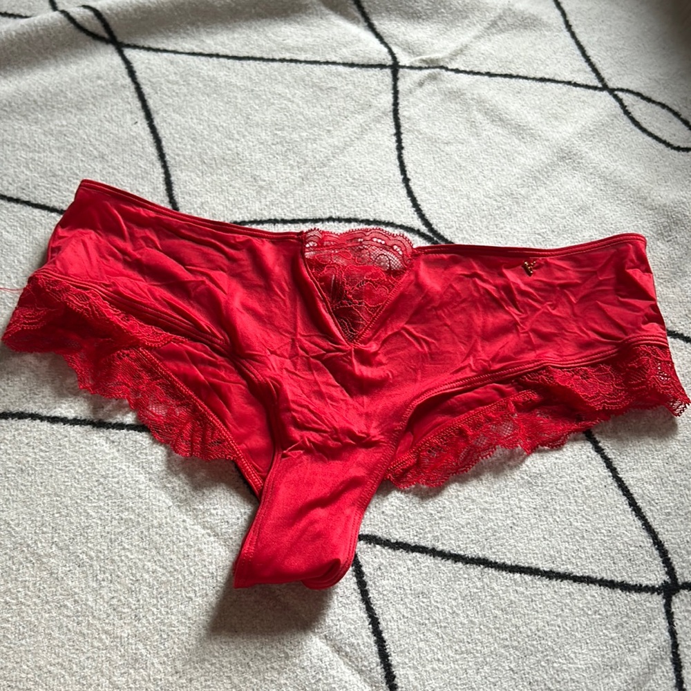 Victoria’s Secret NWT red Very Sexy cheeky Sz M lace detail panty